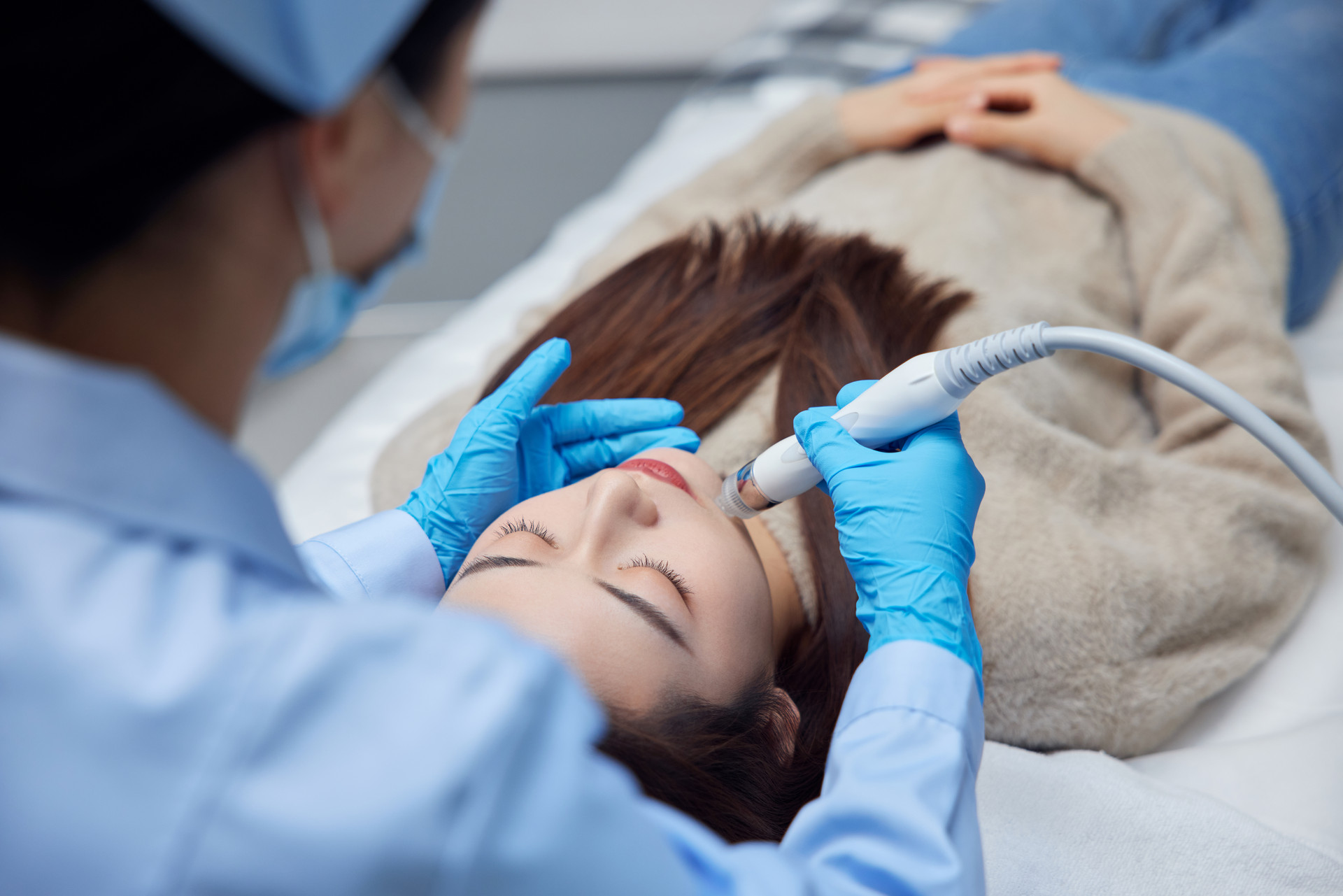 做面部医美的女性