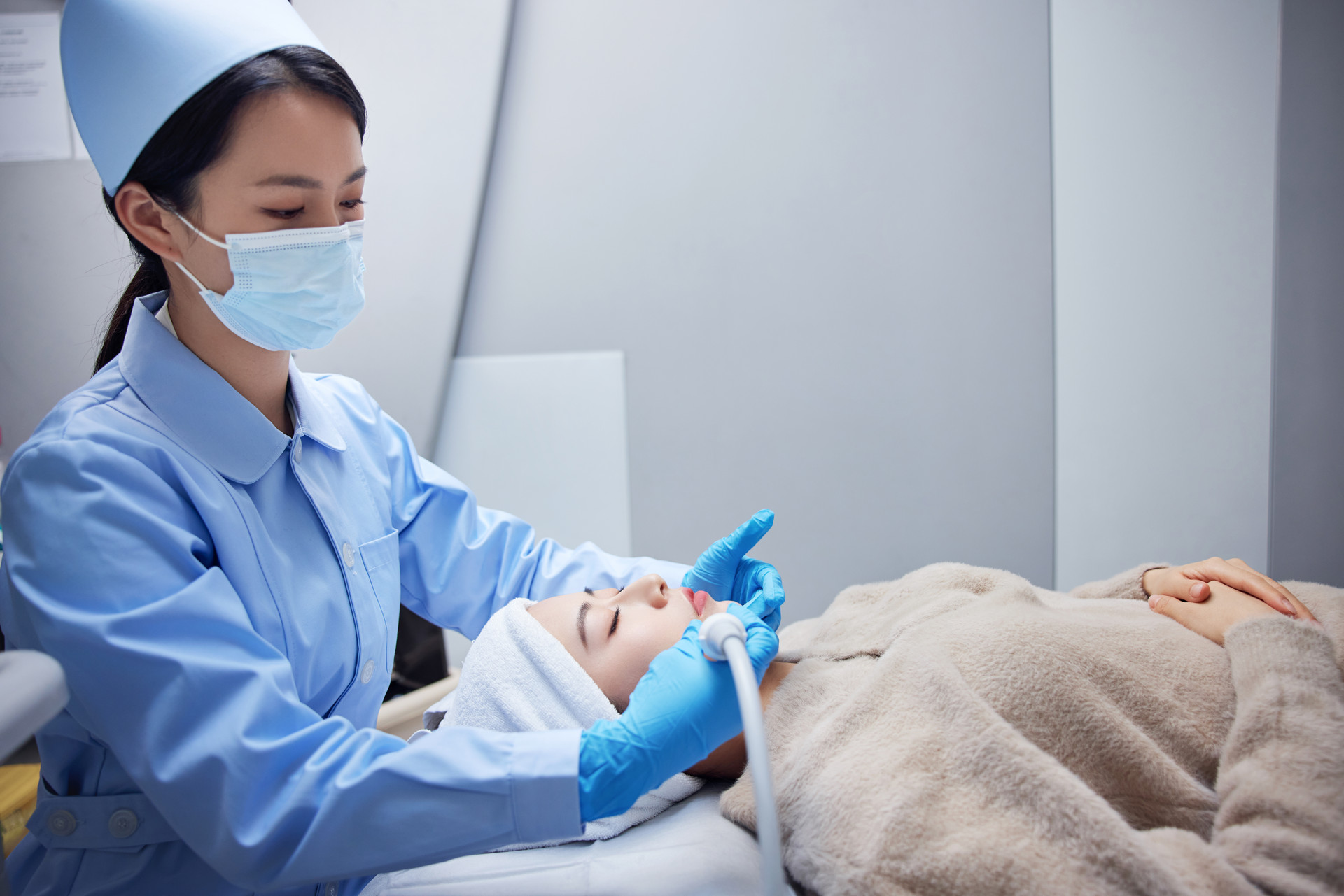 医生给美女做面部医美