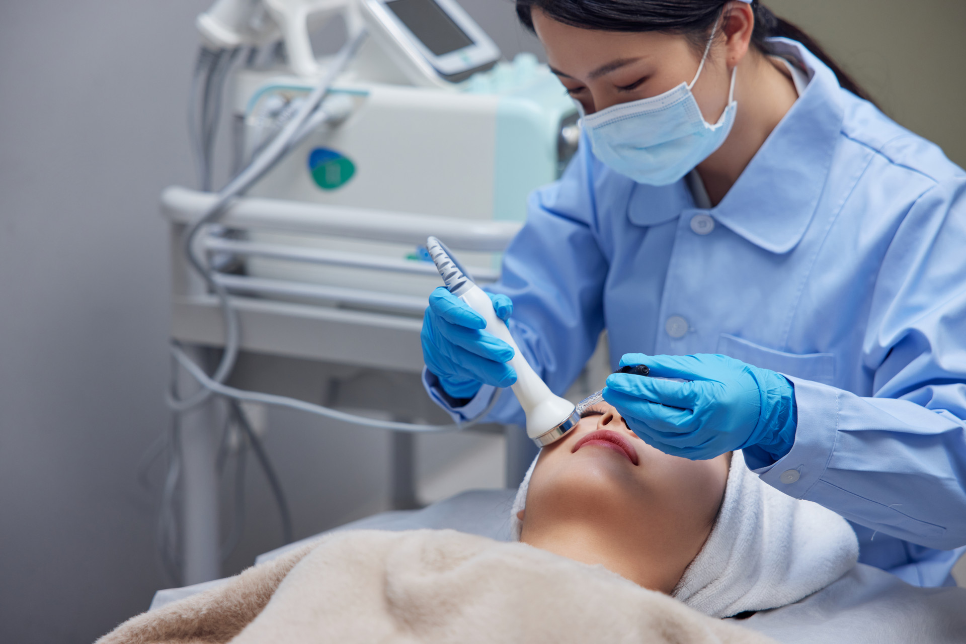 给美女做面部医美的医生